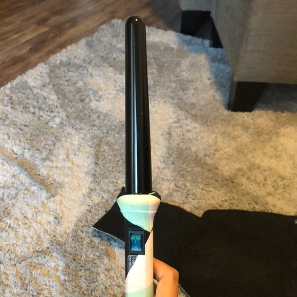 Amika styling/curling wand with travel case - Picture 3 of 6